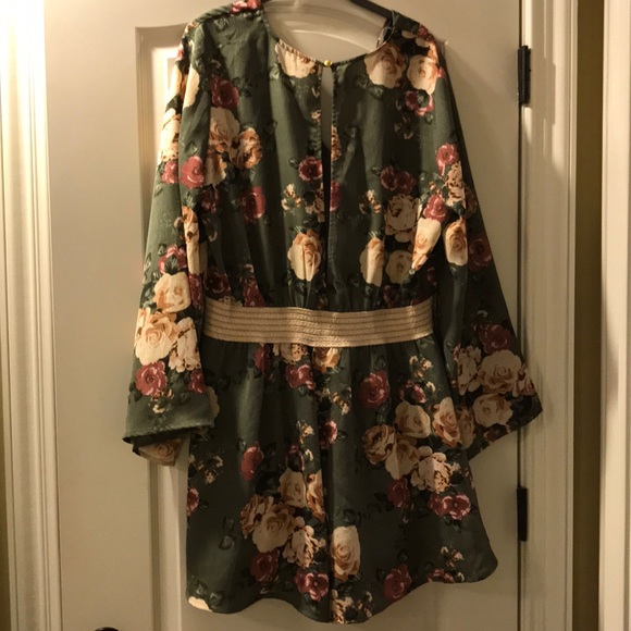 Romper. New with tags - Picture 2 of 2